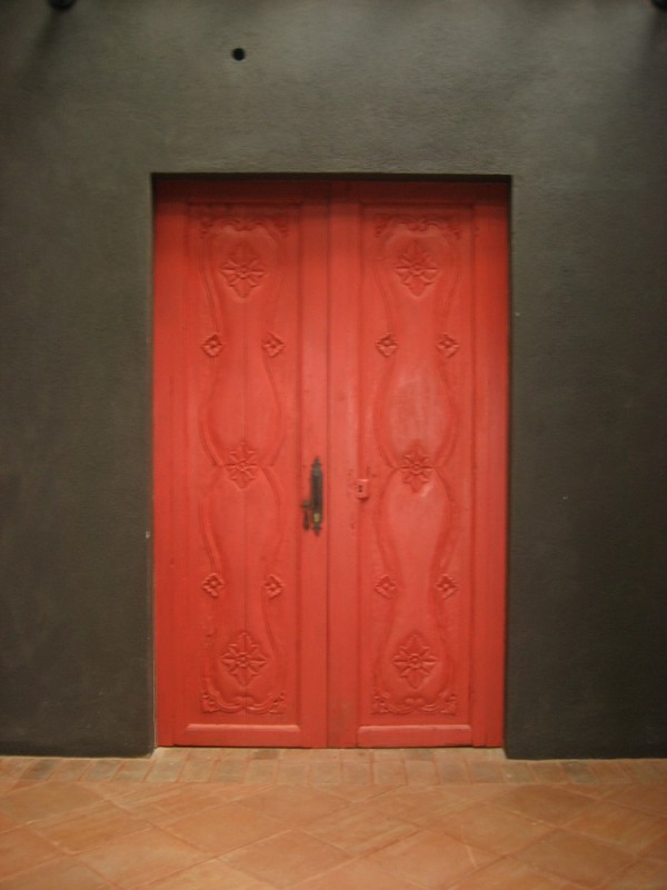 Esa puerta roja