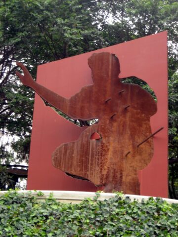 Curiosa figura en metal