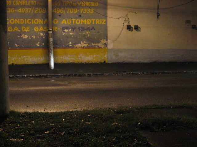 Calle con arena de la lluvia