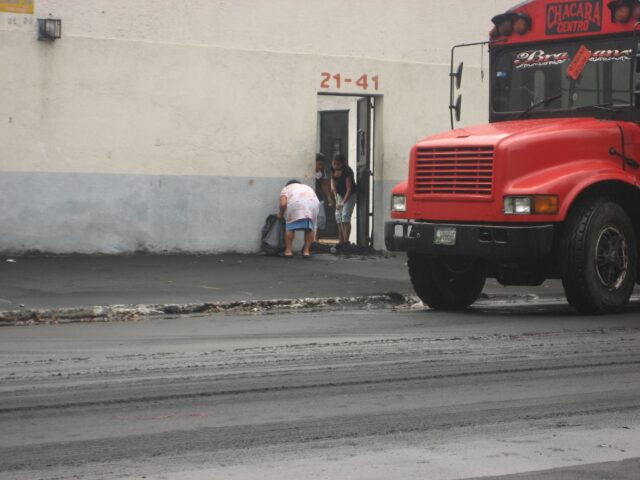 Señoras quitando la arena de sus banquetas