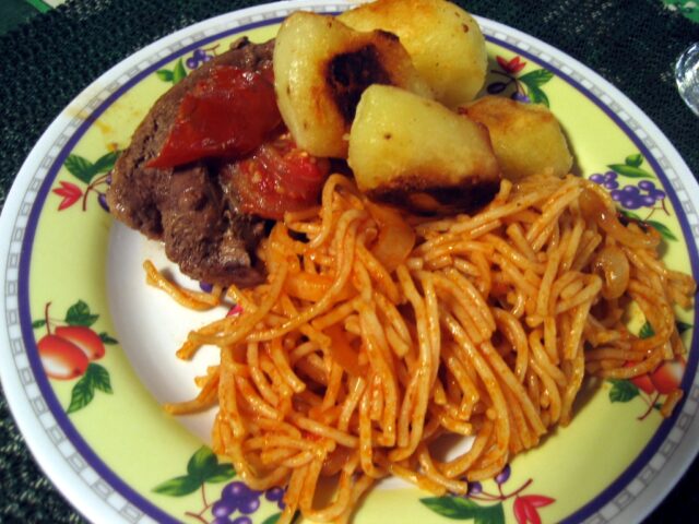 Bistec, papas fritas y fideos con salsa