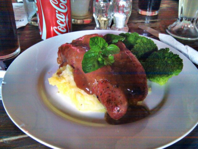 Salchicha alemana y puré de papa