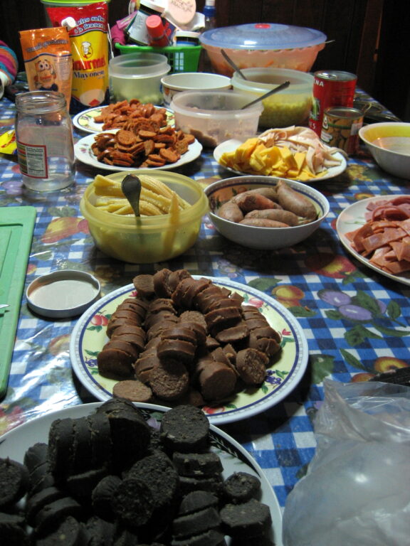 Alistando los ingredientes para el fiambre