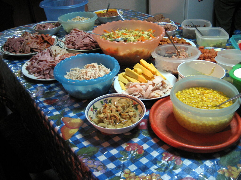 Alistando los ingredientes del fiambre