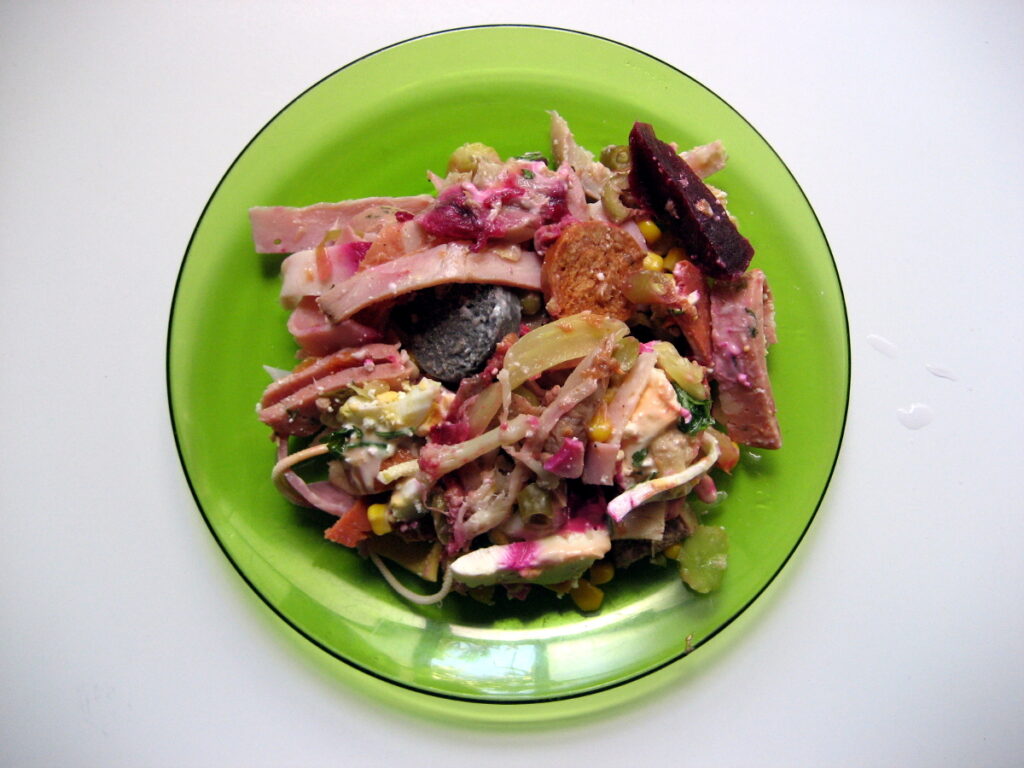 Degustando un plato de fiambre