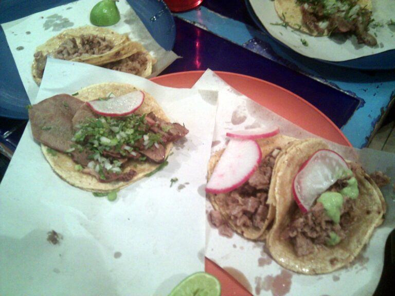 Taco de lengua y suadero