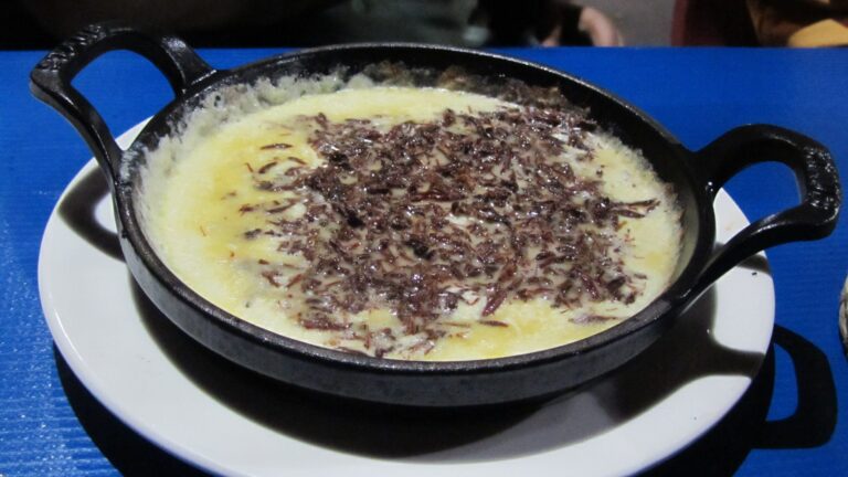 Chapulines en queso fundido