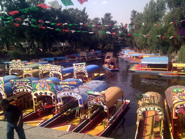 Trajineras en el embarcadero