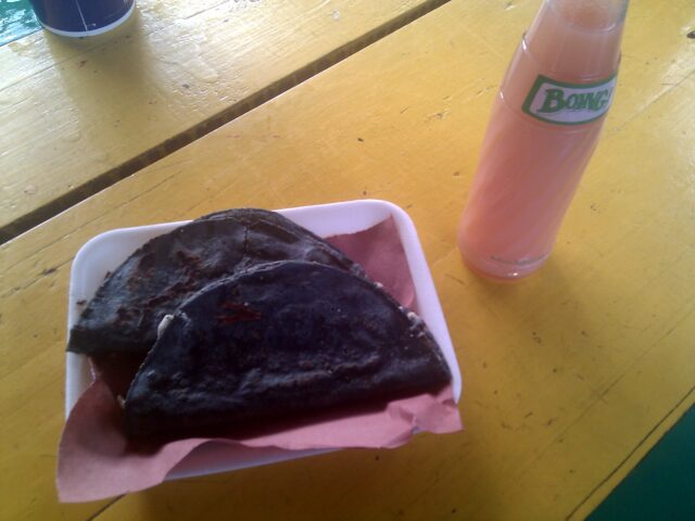 Quesadillas negras y jugo