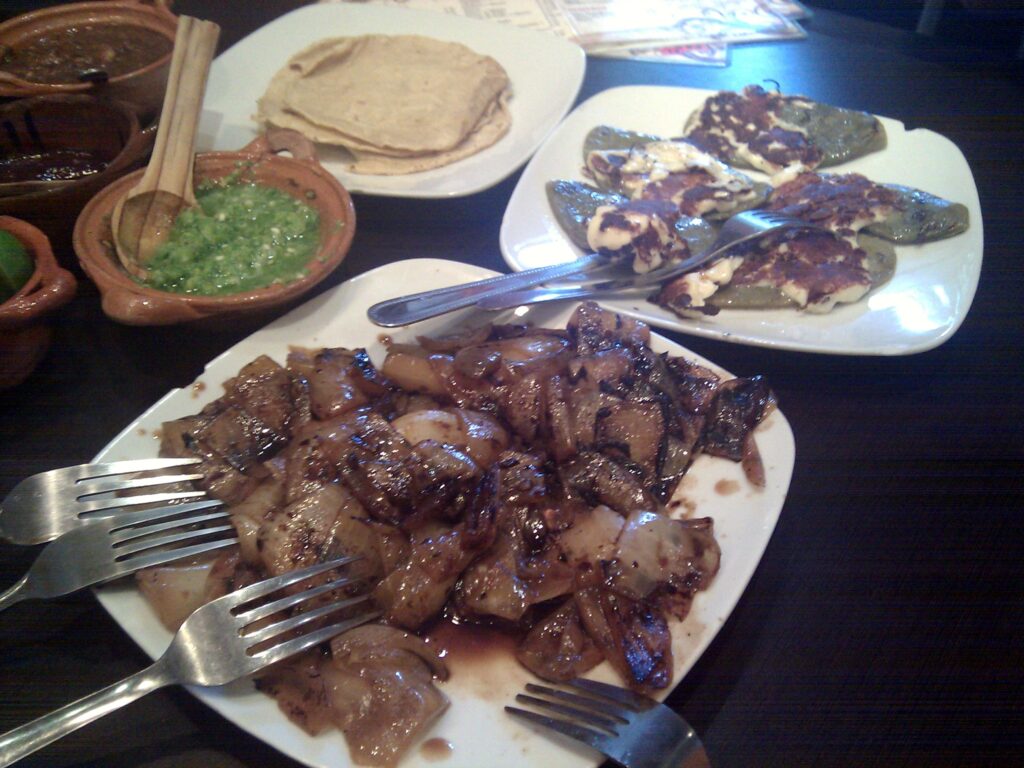Cebolla preparada y nopales con queso