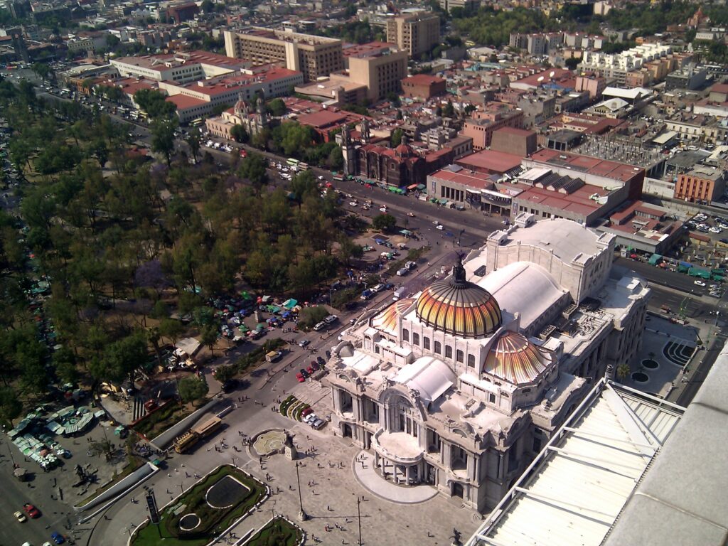 La gente se ve como hormigas desde el mirador