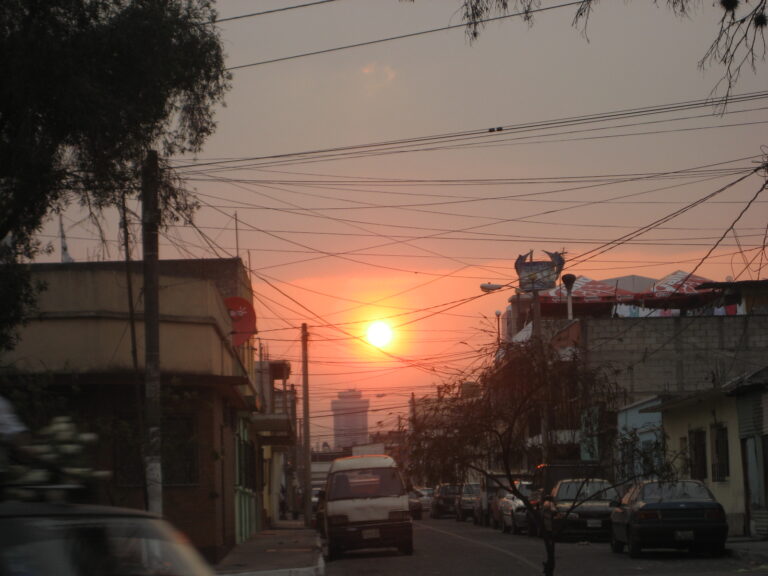 Maraña de cables en la ciudad