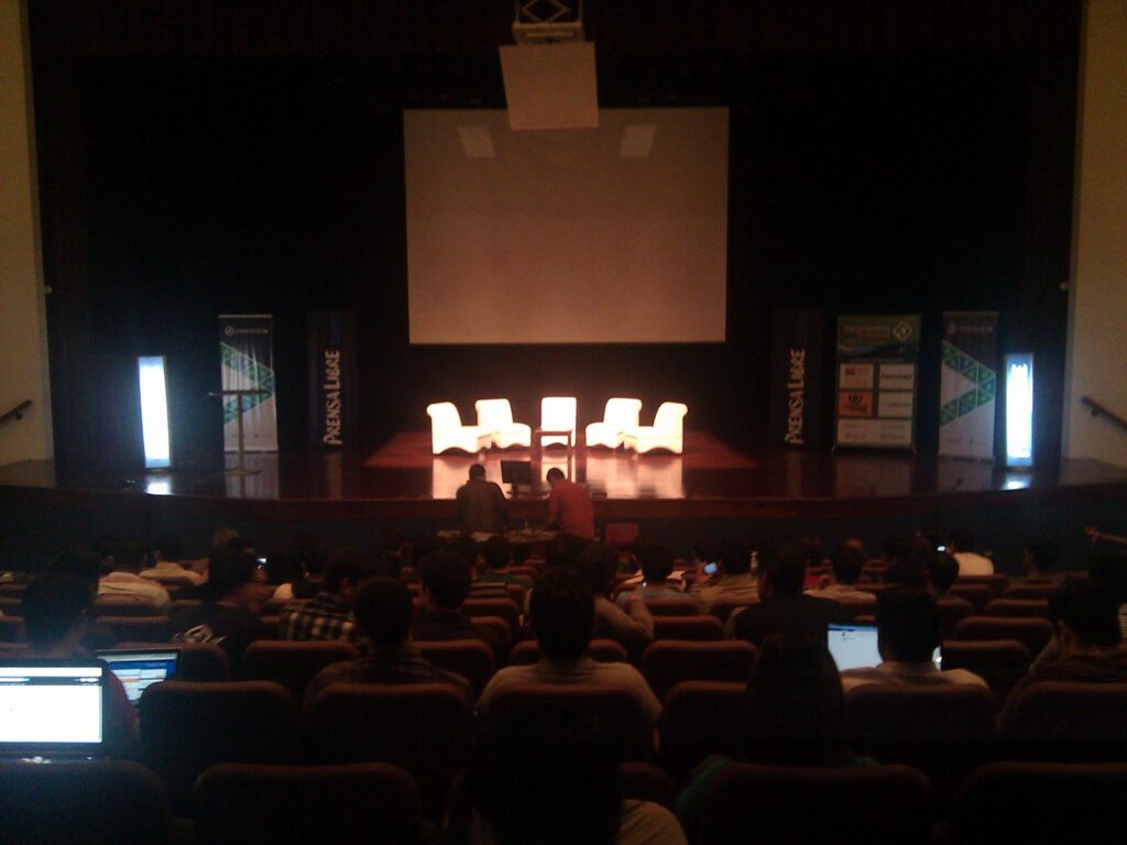 Esperando el inicio de la conferencia