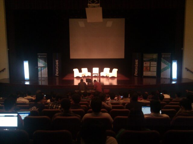 Esperando el inicio de la conferencia