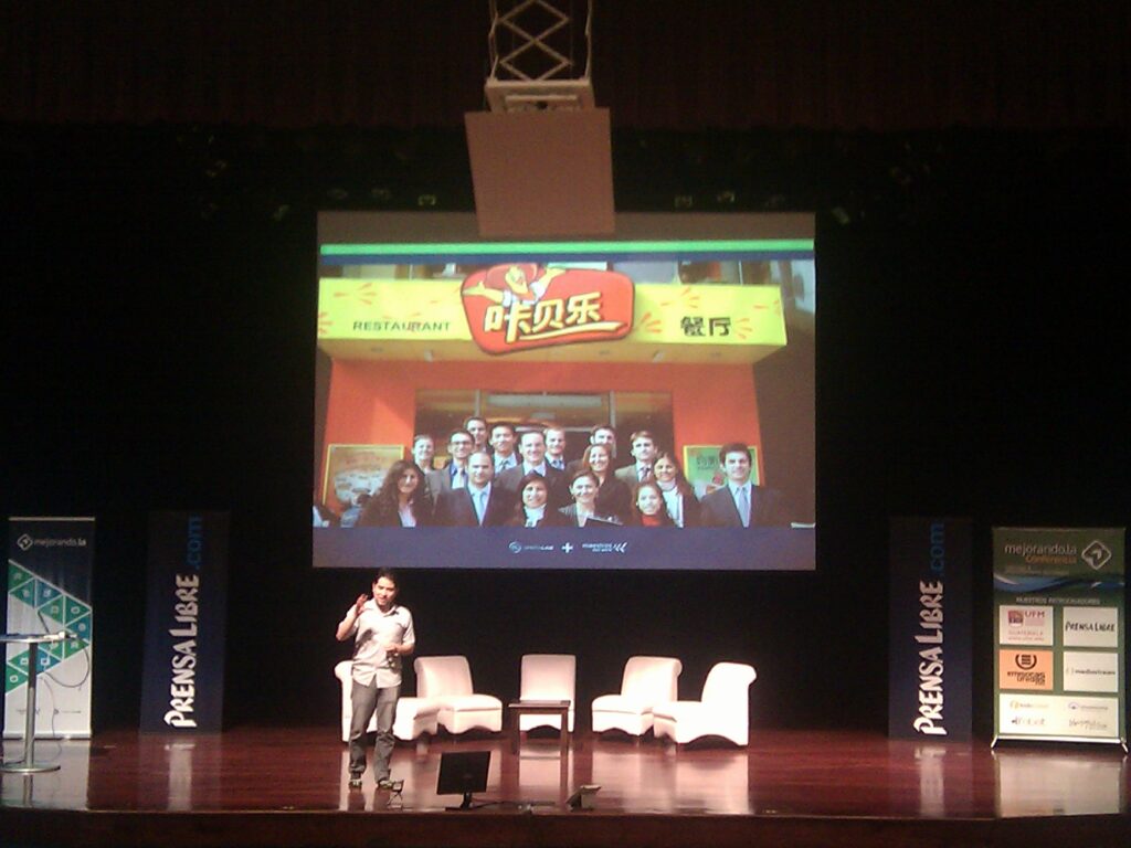 Freddier hablando de pollo campero