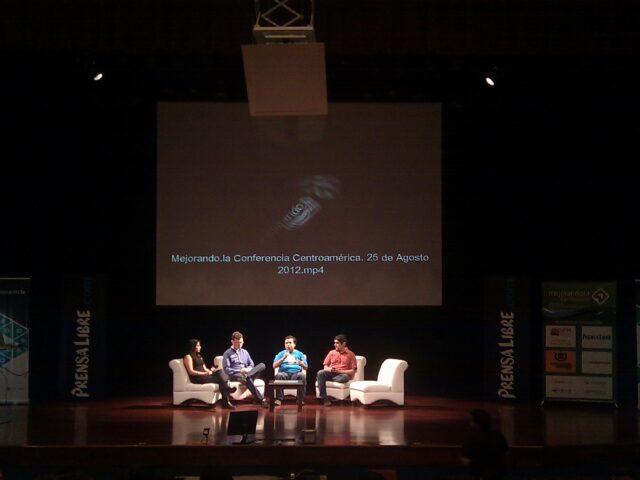 Panel con los conferensistas