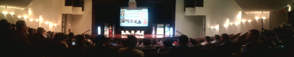 Gissela Peralta presentando el poder femenino en la tecnología