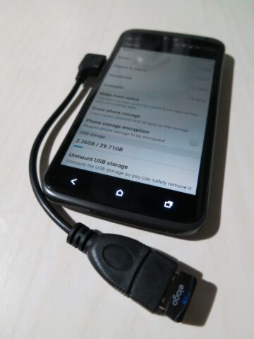 Cable USB OTG + Lector microSD conectado al HTC One X