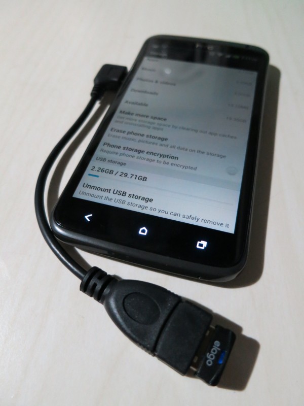 Cable USB OTG  + Lector microSD conectado al HTC One X