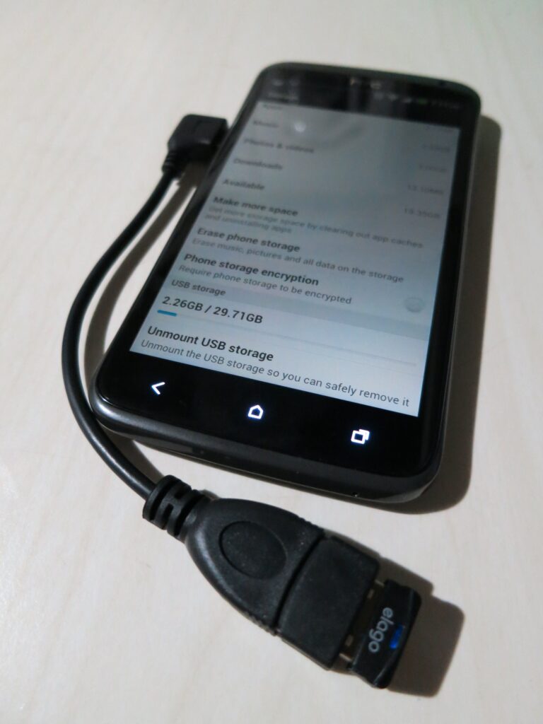 Cable USB OTG + Lector microSD conectado al HTC One X