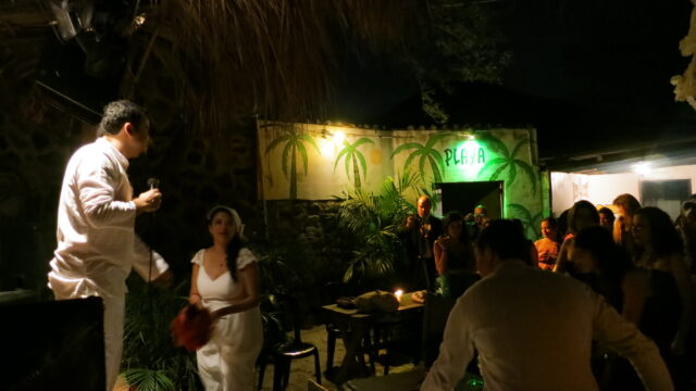 @luckysilva lanzando el ramo