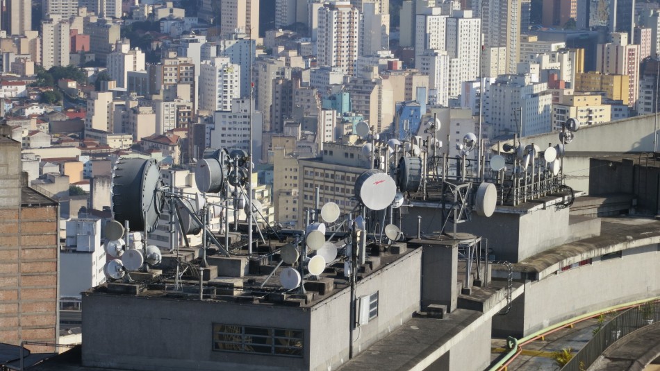 Antenas de telecomunicación sobre el edificio Copan