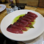 Sashimi de atún de aleta negra con aceite de cilantro @ mercado de San Juan