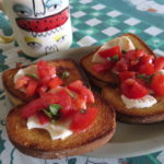 Bruschetta con mozzarella fresca y tomates sasonados
