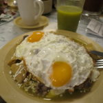 Desayuno de campeones: chilaquiles de bistec, gratinados con huevos @ Casa de Toño