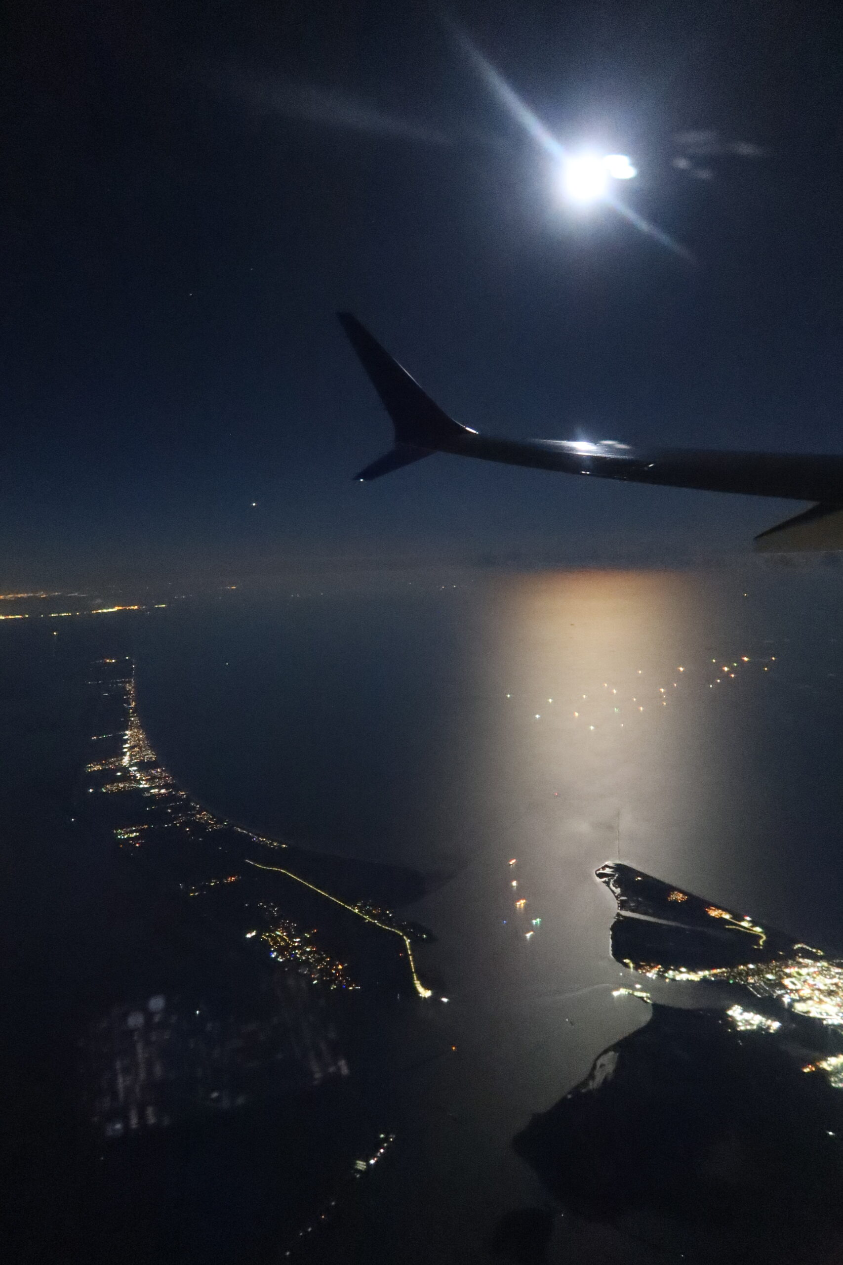 Vista desde el avión al golfo de México, iluminado por la luna llena