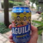 Probando una cerveza Aguila