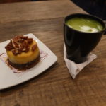 Matcha Latte y cheesecake con pecanas @ Family Bonds Café