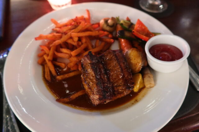 Corte grueso de lomito, con camote frito y vegetales salteados