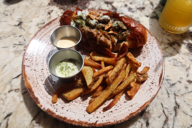 Pan brioche al estilo hotdog con puyazo y papas fritas