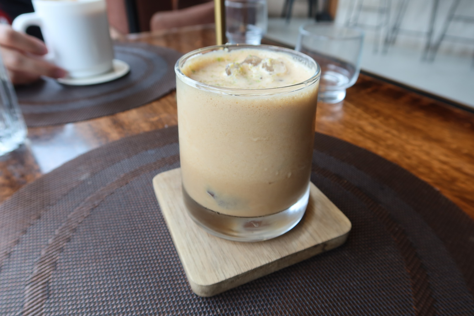 Baileys, licor 43 de horchata, cold brew y cascara de limón raspada, servido con la textura de un smoothie.