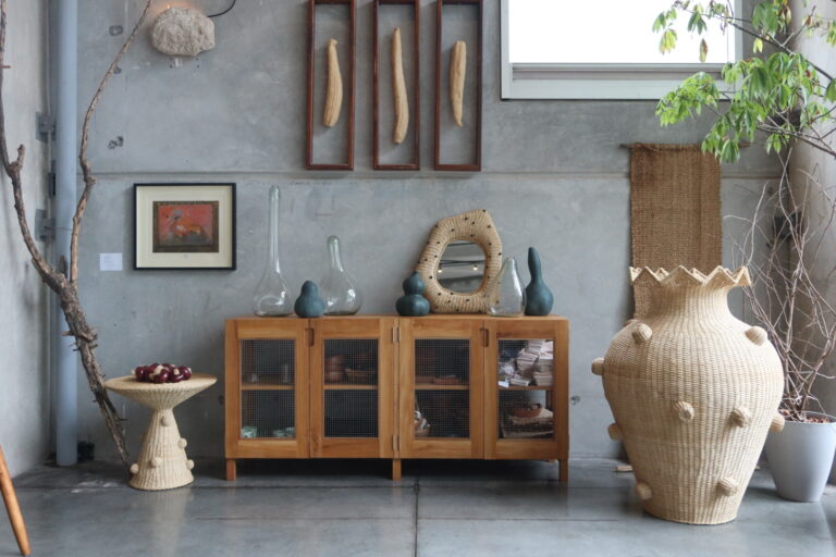 Fotografía de una sección del restaurante "Diacá" con arte y decoraciones originales.