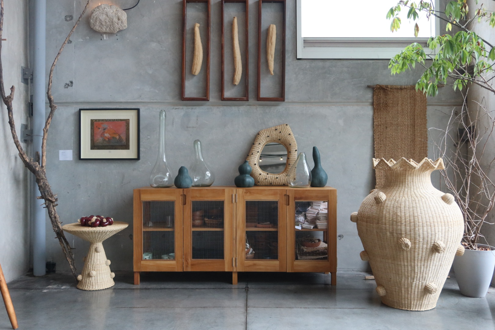 Fotografía de una sección del restaurante "Diacá" con arte y decoraciones originales.