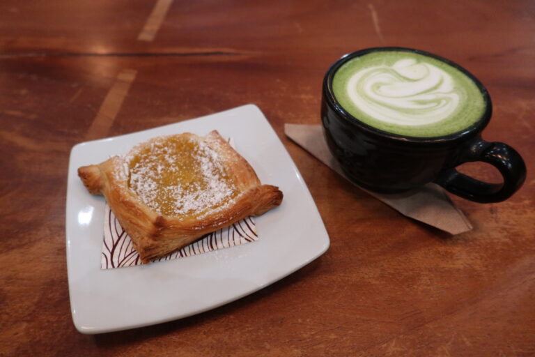 Danés de limón (postre) y una taza de matcha latté