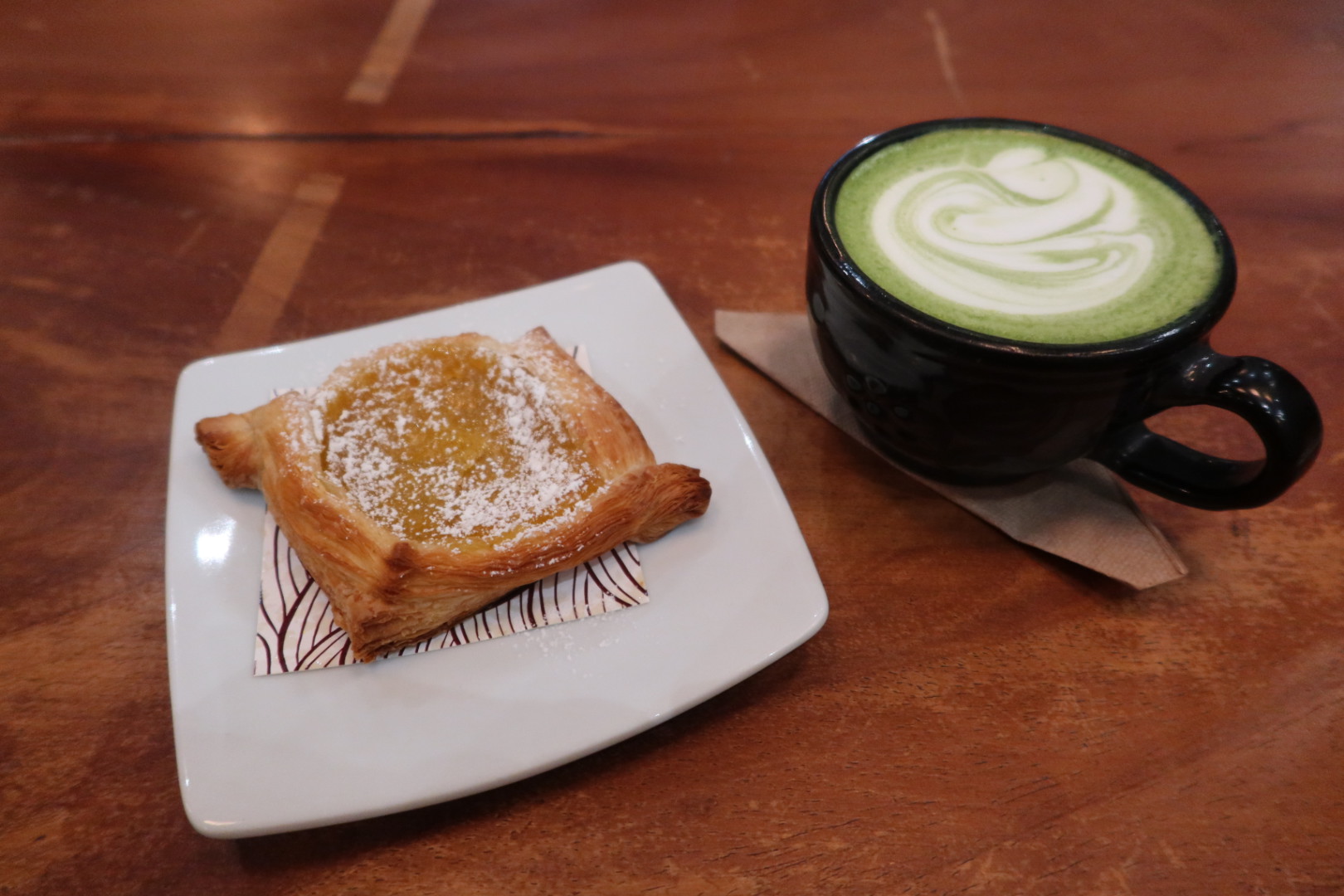 Danés de limón (postre) y una taza de matcha latté