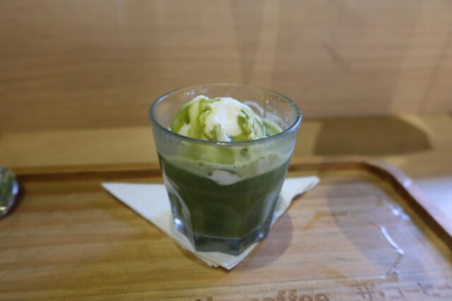 Helado de vainilla con matcha, servido similar a un affogato