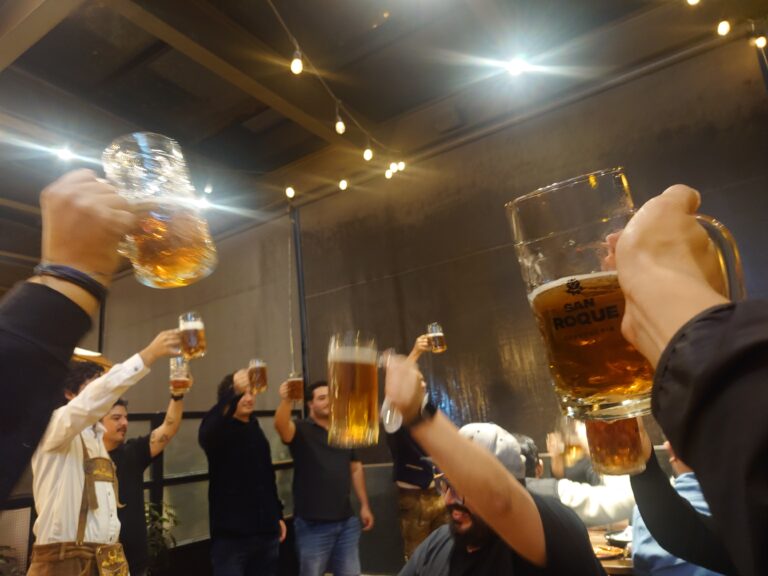 Brindis cervecero en The Bark de cervecería San Roque