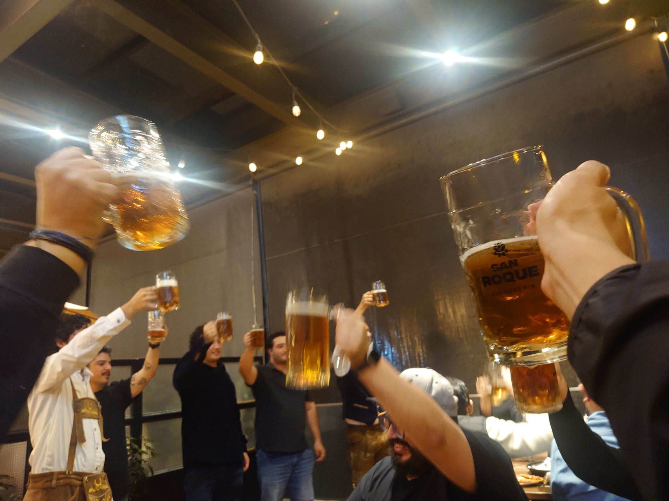 Brindis cervecero en The Bark de cervecería San Roque