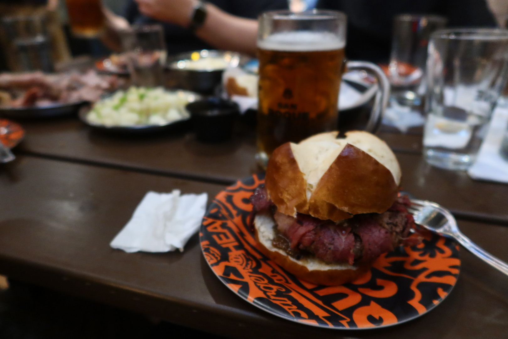 Hamburguesa de res con pastrami y pan de masa madre