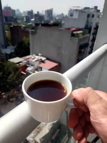 Tasa de café desde el balcón del hotel con vista a la ciudad de México.