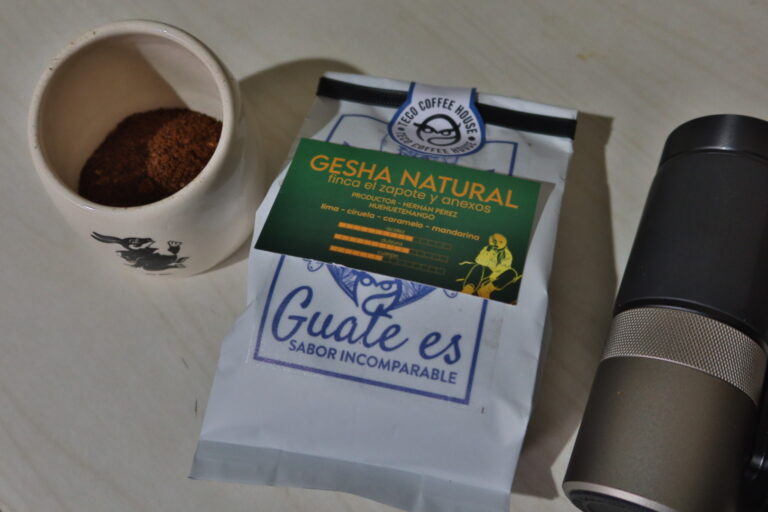Bolsa de café en grano variedad "Geisha" con proceso natural de secado de Finca el "Zapote" de Huehuetenango (Guatemala), tostado y distribuido por Teco Coffee House. Junto con unos gramos del mismo café ya molido para preparar en V60.