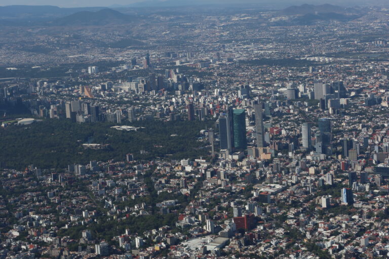 Vista desde un avión hacia el bosque de Chapultepec y el final de la avenida Reforma en Ciudad de México, donde se aprecian muchos edificios emblemáticos de la ciudad.